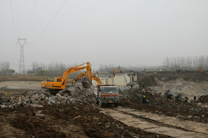 小潮河閘拆建工程快速推進 建筑物拆除作業正式啟動